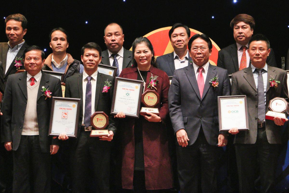 Ông Phạm Minh Tuấn - Phó Tổng Giám đốc Công ty chụp ảnh lưu niệm cùng Ban tổ chức và các đơn vị trong TOP 20 nhãn hiệu Hàng đầu Việt Nam