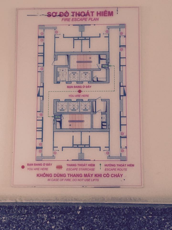 Sơ đồ thoát hiểm được dán ở hành lang thang máy