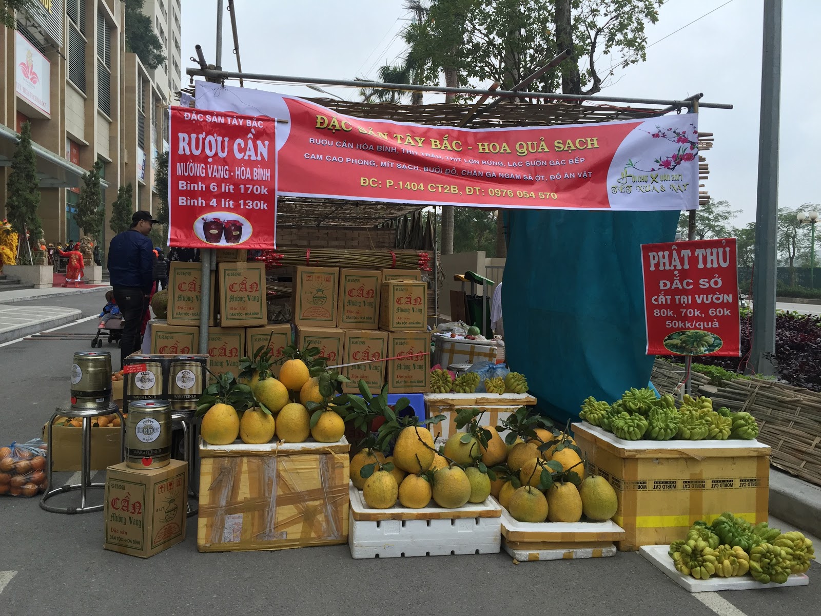 Những mặt hàng hoa quả lễ tết như bưởi, phật thủ nhuốm vàng cả một góc hội chợ