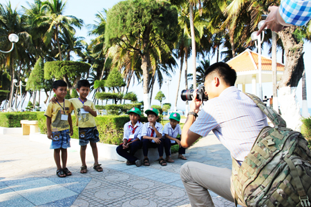 Lần đầu cặp anh em sinh đôi Nguyễn Quốc Hoàng Anh - Nguyễn Quốc Hoàng Sanh (xã Vạn Hưng, huyện Vạn Ninh) được chụp hình