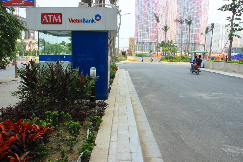 Ngân hàng và ATM rút tiền tự động ngay dưới chân tòa nhà.