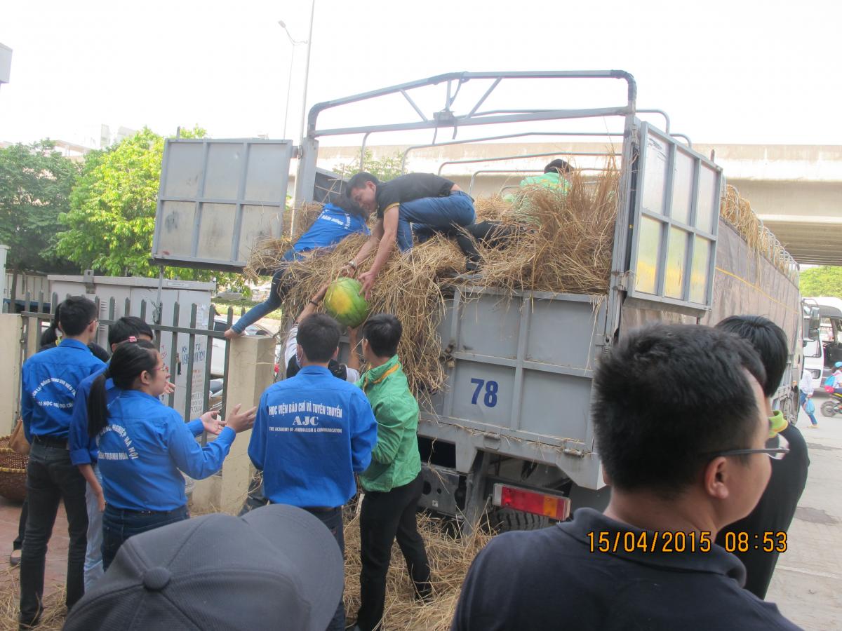 Hình ảnh những tình nguyện viên đang vận chuyển dưa hấu xuống xe.