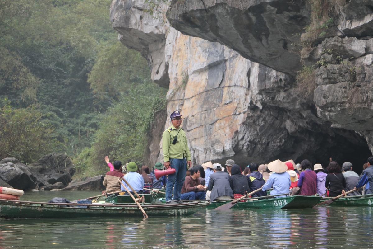 Cảnh sát giao thông đường thủy đang phân luồng để tránh ùn tắc Đò vào Hang