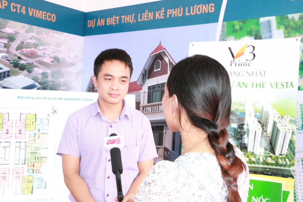 Ông Đinh Thế Quỳnh – Phó TGĐ Công ty CP BĐS Hải Phát đang trả lời phỏng vấn các cơ quan báo chí